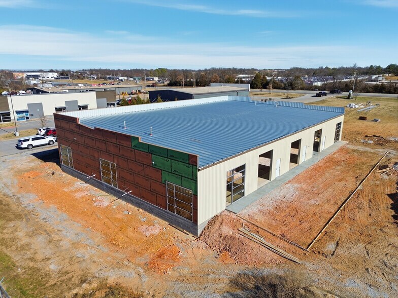 More Photos Of 2420 S 8th St, Rogers Flex For Lease