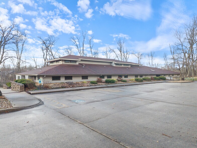 More Photos Of 6 Halsted Cir, Rogers Office For Lease