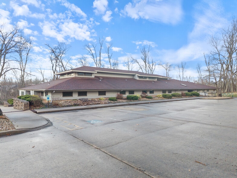 More Photos Of 6 Halsted Cir, Rogers Office For Lease