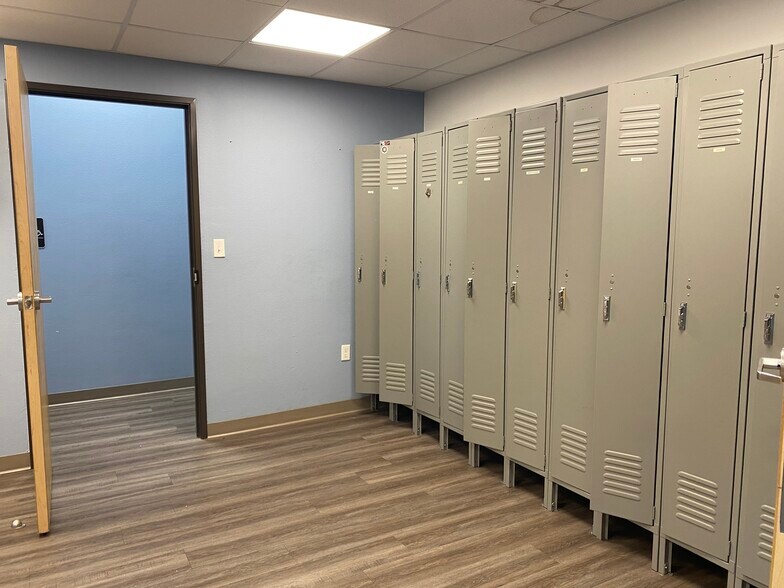 More Photos Of 5040 S Loop 340, Robinson Storefront Retail Office For Sale