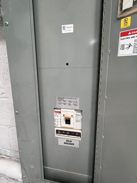 More Photos Of 3200 W Le Moyne Ave, Stone Park Warehouse For Sale