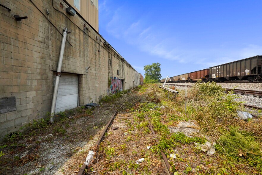 More Photos Of 1840 Progress Ave, Columbus Manufacturing For Sale