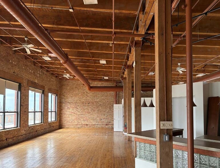 More Photos Of 2000 W Carroll Ave, Chicago Warehouse For Lease