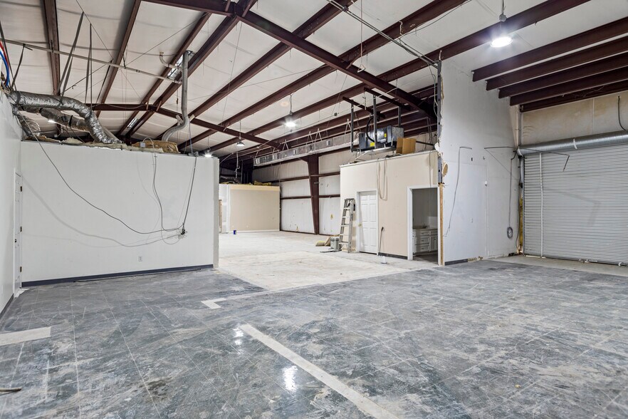 More Photos Of 1504 S Frazier St, Conroe Light Distribution For Lease