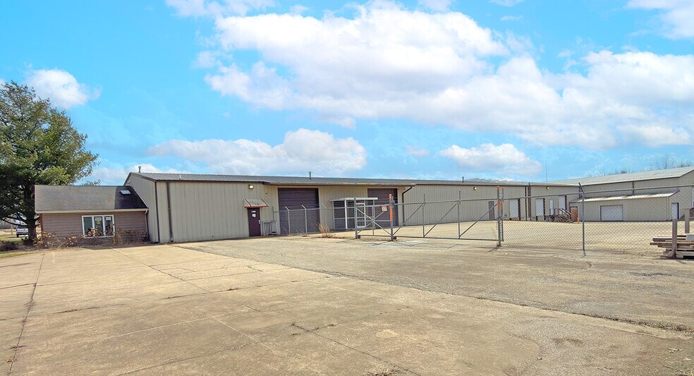 More Photos Of 206 Production Dr, Elizabethtown Warehouse For Lease