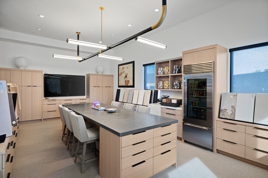 More Photos Of 4554 Forestdale Dr, Park City Showroom For Lease