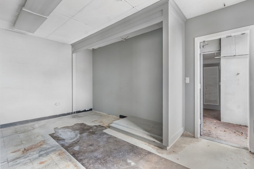 More Photos Of 775 NW 21st St, Miami Service For Sale