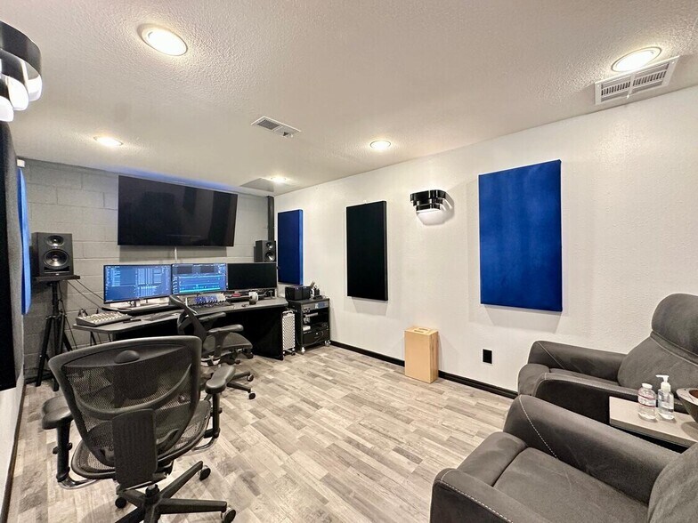 More Photos Of 1112 W Magnolia Blvd, Burbank Storefront For Lease