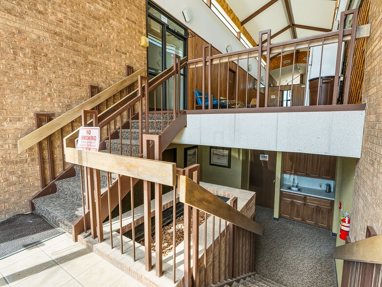 More Photos Of 931 Arlington St, Ada Office For Sale