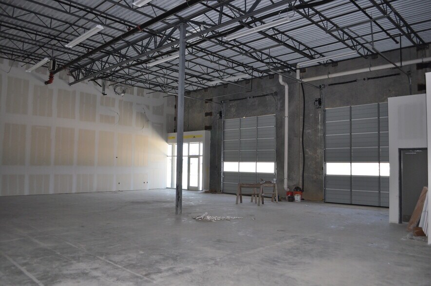 More Photos Of 550 W Round Grove Rd, Lewisville Showroom For Lease