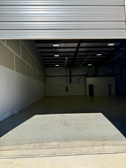 More Photos Of 13013 Harmon Rd, Fort Worth Service For Lease