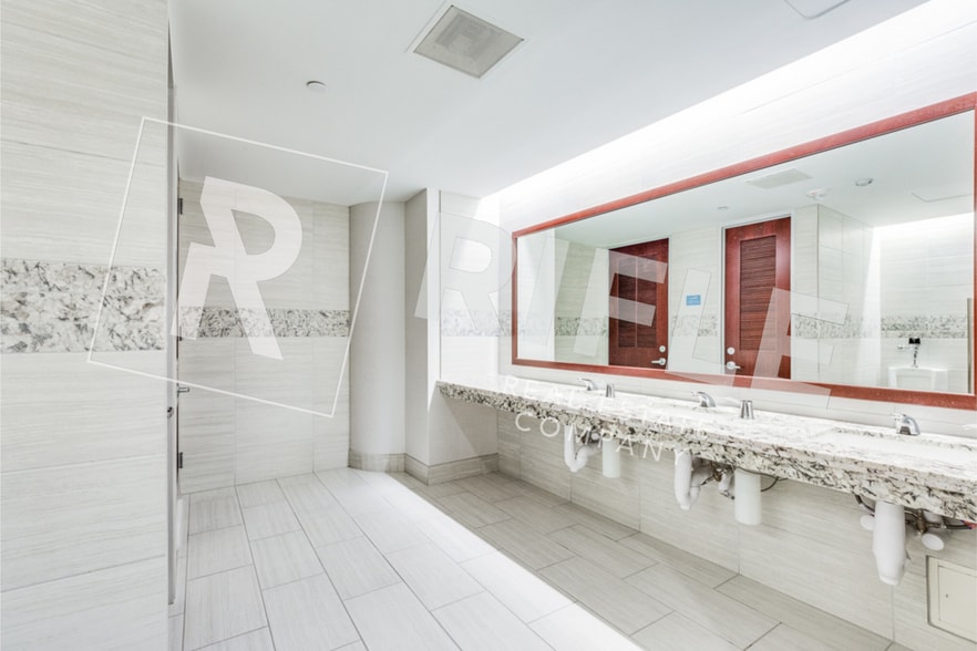 More Photos Of 24 Greenway Plz, Houston Office For Lease