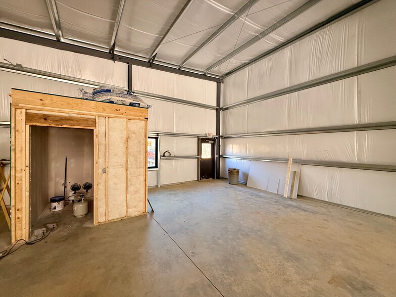 More Photos Of 347 Rymer Rd, Chatsworth Warehouse For Lease