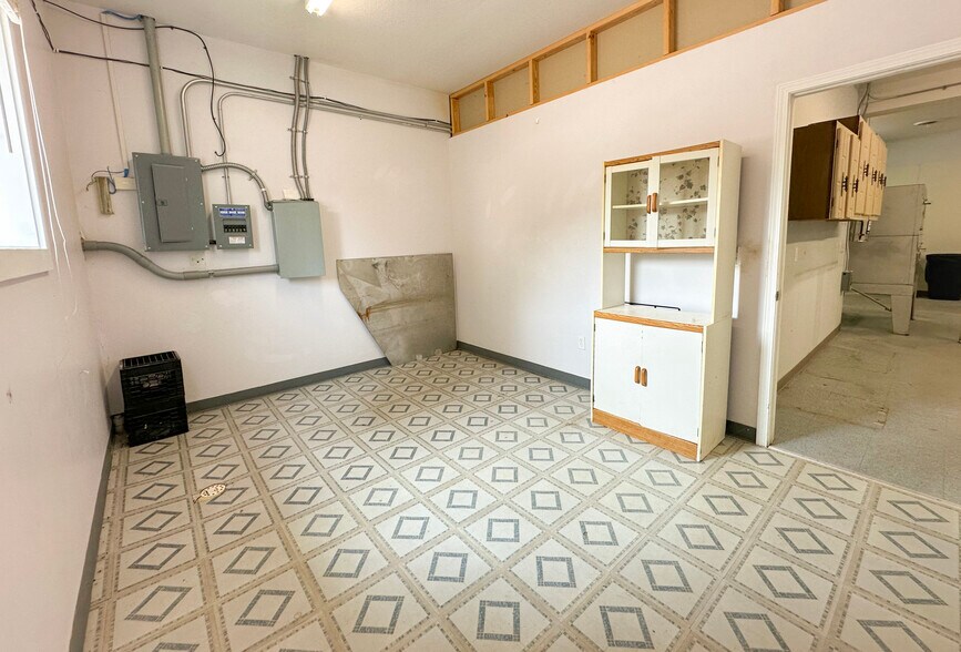 More Photos Of 210 2nd St, Lincoln Flex For Sale
