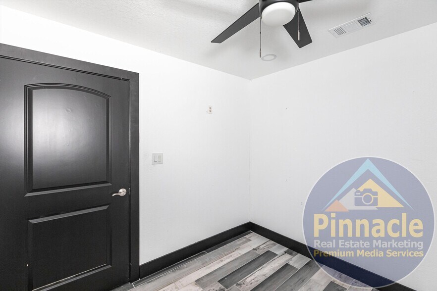 More Photos Of 24690 Sandhill Blvd, Punta Gorda Warehouse For Lease