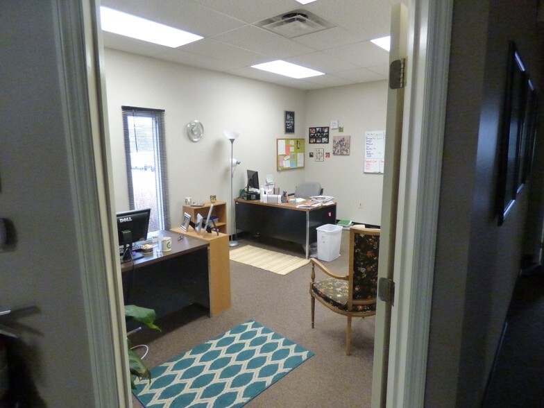 More Photos Of 8-20 Worthington Access Dr, Maryland Heights Flex For Lease