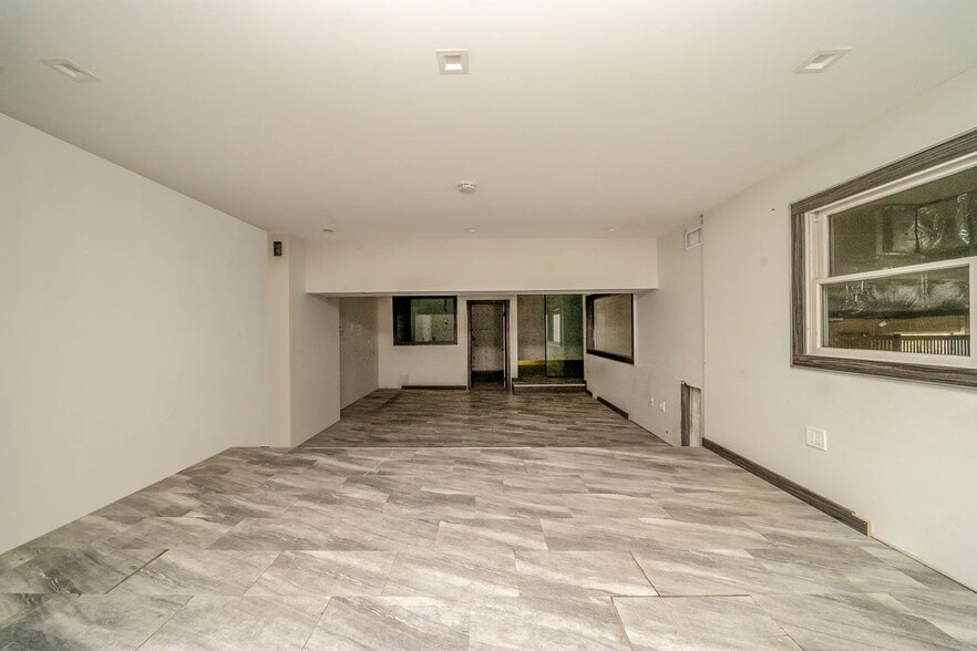 More Photos Of 111 Madison Ave, Hempstead Warehouse For Lease