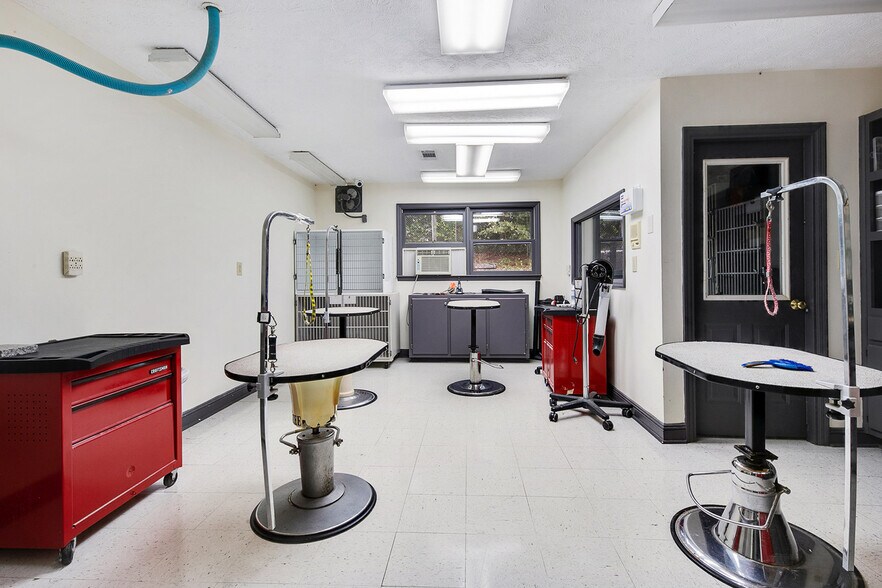 More Photos Of 22 Jefferson Pl, Newnan Veterinarian Kennel For Sale