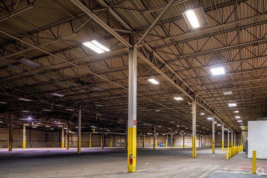 More Photos Of 42600 Merrill Rd, Sterling Heights Warehouse For Lease