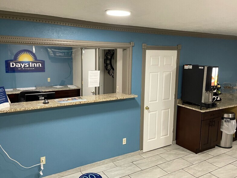 More Photos Of 1901 E 1st St, Pratt Hotel For Sale