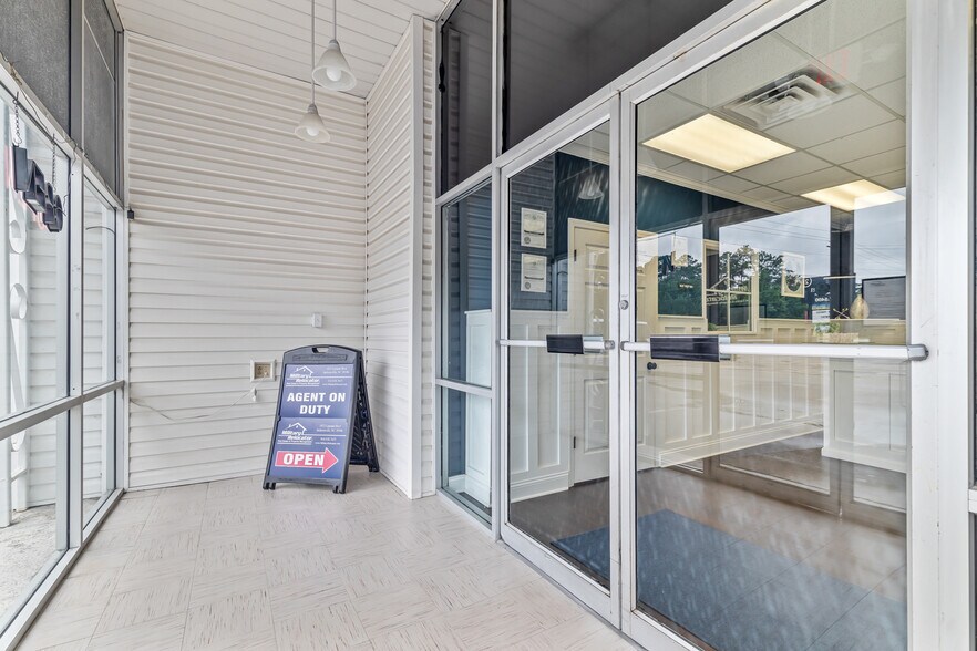 More Photos Of 1923 Lejeune Blvd, Jacksonville Office For Sale