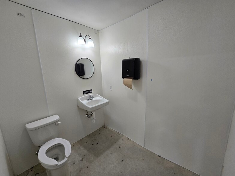 More Photos Of 401 N Central Ave, Troy Flex For Lease