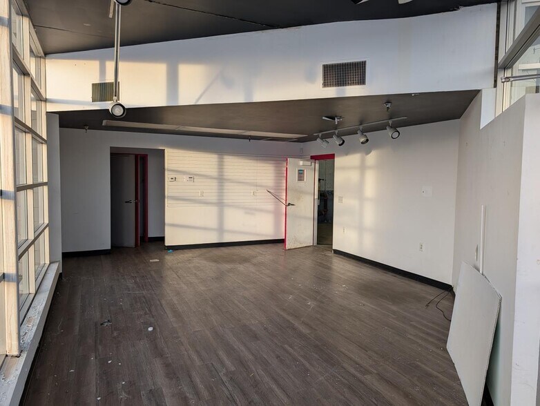 More Photos Of 1955 County Road D E, Maplewood Auto Repair For Sale