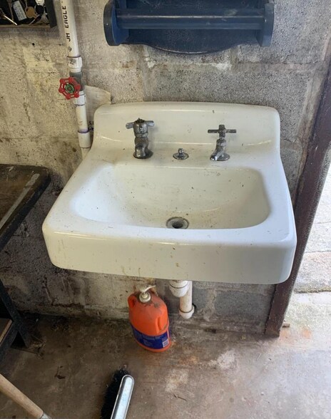 More Photos Of 2712 Sparrows Point Rd, Baltimore Light Manufacturing For Sale