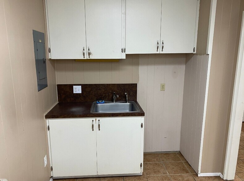 More Photos Of 1701 S Timber St, Stuttgart Office Residential For Sale