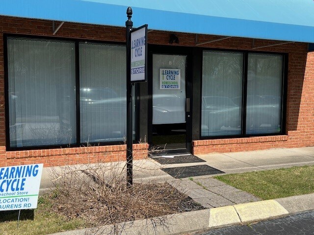 More Photos Of 11 Barkingham Ln, Greenville Storefront Retail Office For Lease