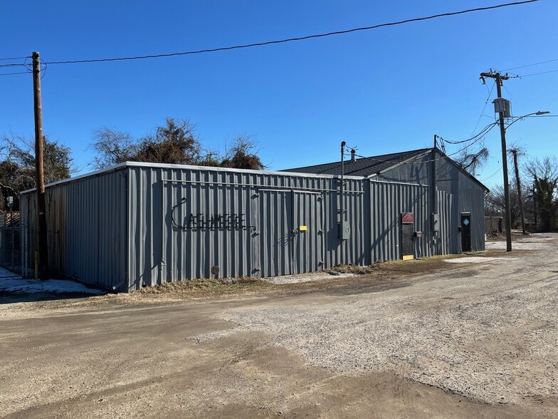 More Photos Of 7726 Warwick Blvd, Newport News Warehouse For Lease
