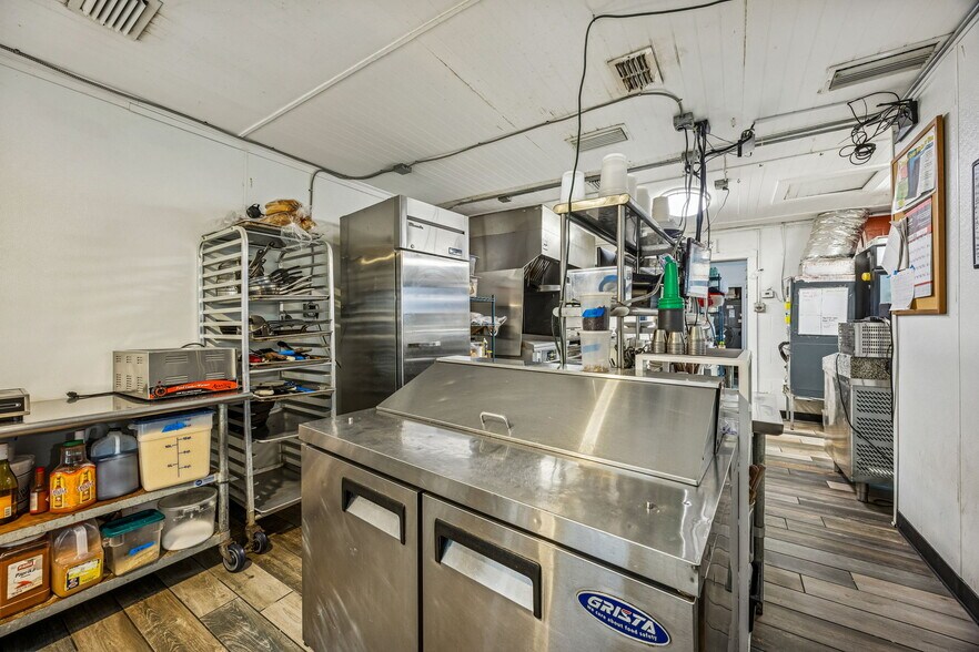 More Photos Of 218 Ash St, Fernandina Beach Freestanding For Sale