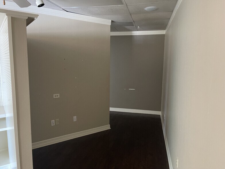 More Photos Of 404 University Dr E, College Station General Retail For Lease