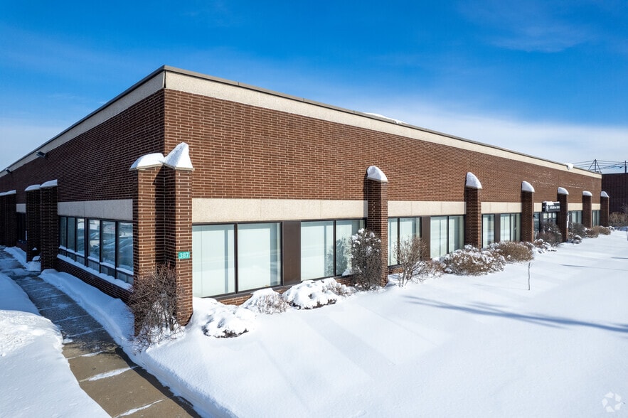 More Photos Of 295-455 Deslauriers Rue, Saint-Laurent Warehouse For Lease