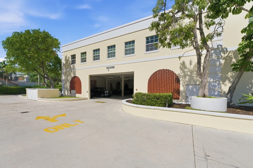 More Photos Of 220 Sunrise Ave, Palm Beach Office For Lease