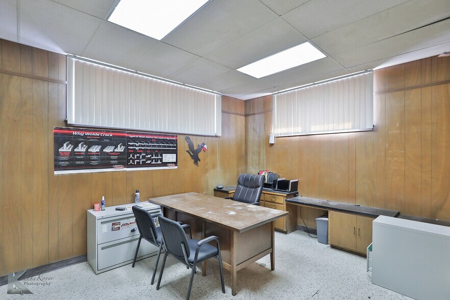 More Photos Of 2424 Oak St, Abilene Warehouse For Sale