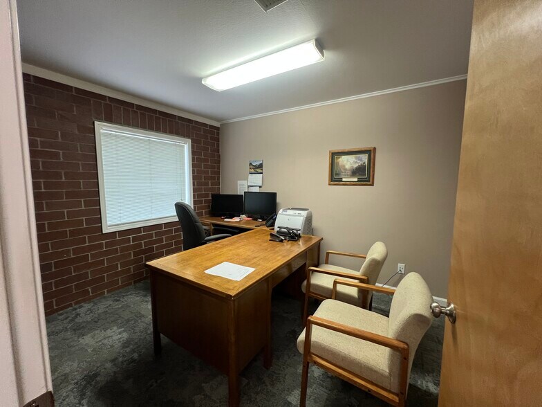 More Photos Of 211 Pine St, Rogue River General Retail For Sale