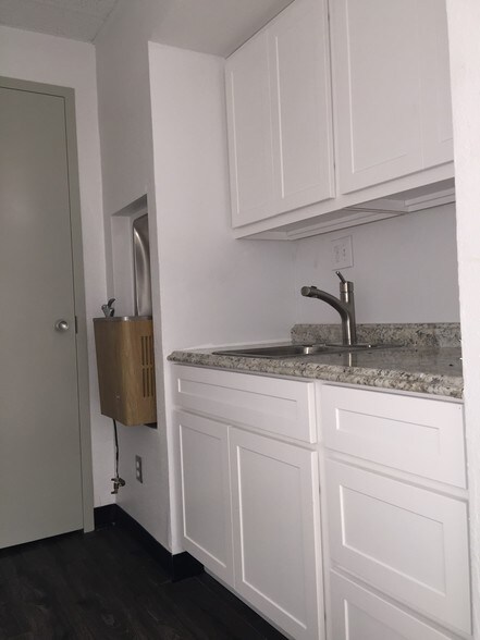 More Photos Of 3280 McKibbon Rd, Saint Louis Flex For Lease