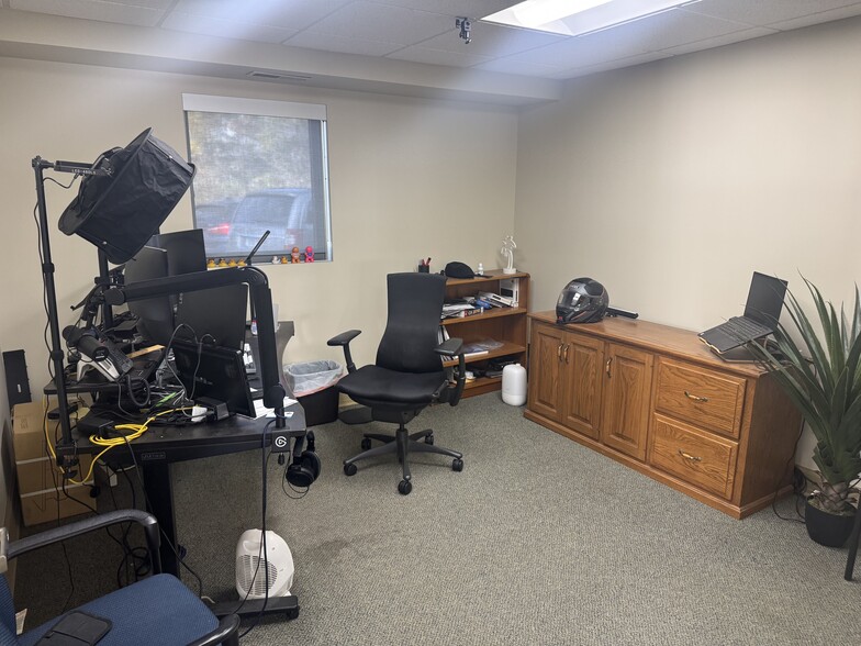 More Photos Of 818 Erwin St, Elkhart Office For Lease