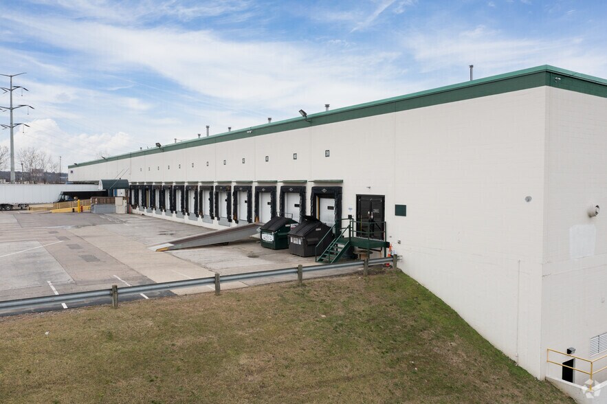 More Photos Of 2940 Highland Ave, Norwood Distribution For Lease