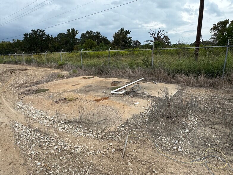 More Photos Of 9182 S US Highway 79, Palestine Service For Lease