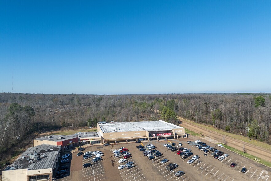 More Photos Of 2101-2106 Raymond Rd, Jackson Supermarket For Sale