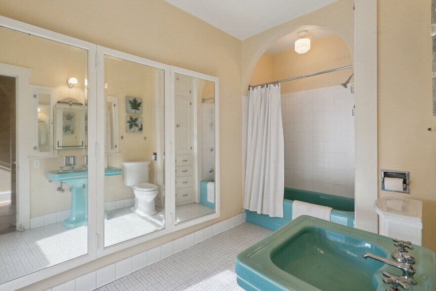 More Photos Of 118 S Walnut St, Troy Showroom For Sale