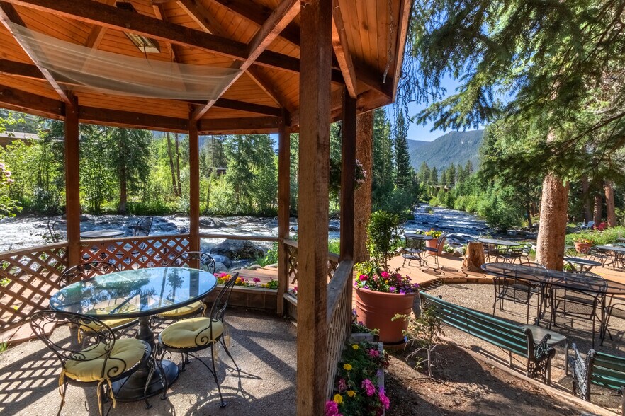 More Photos Of 210 Rapids Ln, Grand Lake Restaurant For Sale