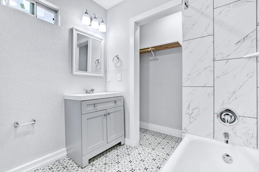 More Photos Of 1020 W French Plz, San Antonio Apartments For Sale