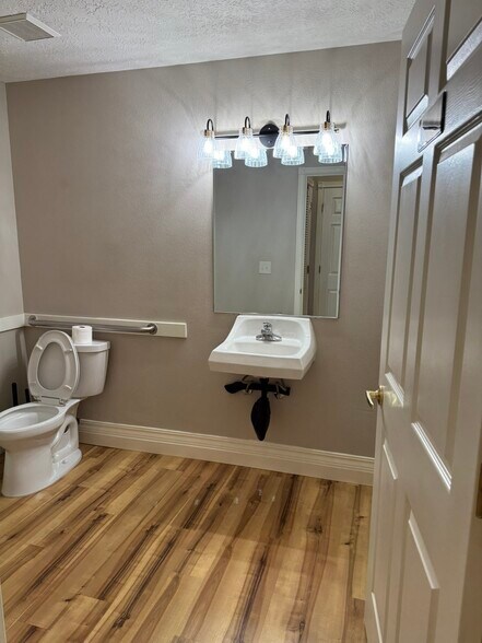 More Photos Of 718 N Main Ave, Gresham Loft Creative Space For Lease