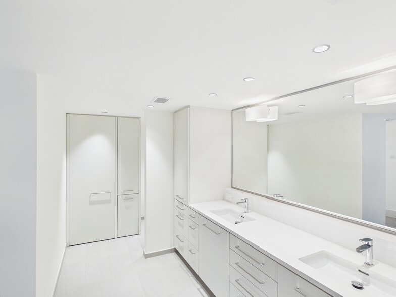 More Photos Of 1111 Lagoon Dr, Dallas Office For Sale