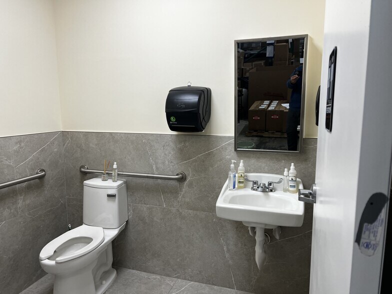 More Photos Of 35 SW 12th Ave, Dania Beach Distribution For Sale