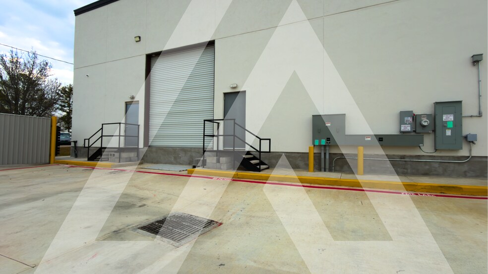 More Photos Of 14211 Hiram Clarke Rd, Houston Storefront For Lease