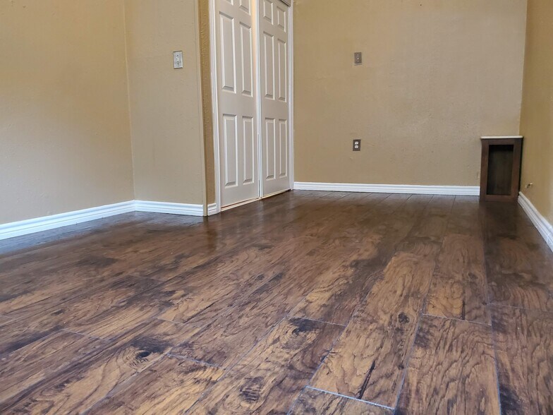 More Photos Of 138 Grey Moss Ct, Ingram Apartments For Sale